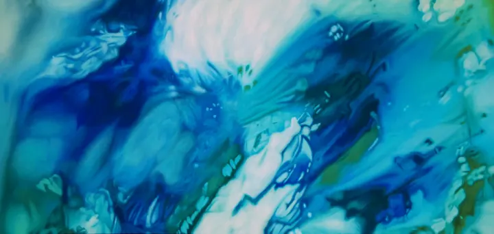 TJ Blue, 2020. Acrílico sobre lienzo, 22 × 48 pulg.. Trillizos Torres Pacheco.